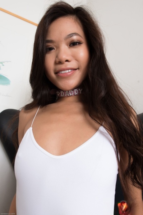 Petite Asian girl Vina Sky sprider sin smaskiga fitta och visar upp sin stora röv