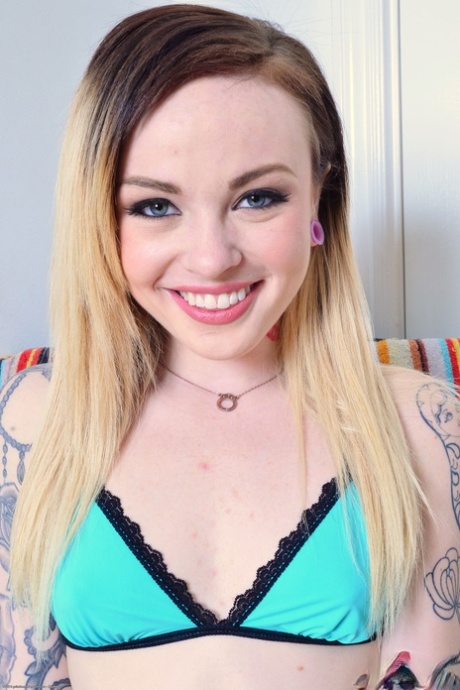 Chloe Carter, une jeune fille tatouée, étale sa chatte rose et ses grosses fesses.