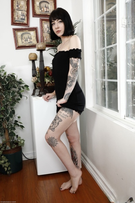 La tatuada Charlotte Sartre exhibe su esbelta figura y se abre de piernas