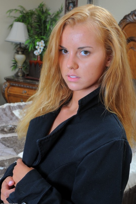 Jessie Rogers, una joven amateur de pelo dorado, muestra su trasero en medias de rejilla