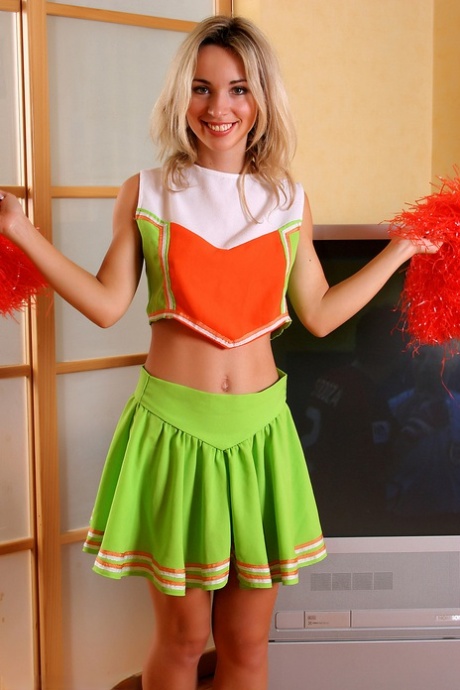 Petite Cheerleader Natalia zieht ihre Uniform aus und spreizt ihre haarige Pussy