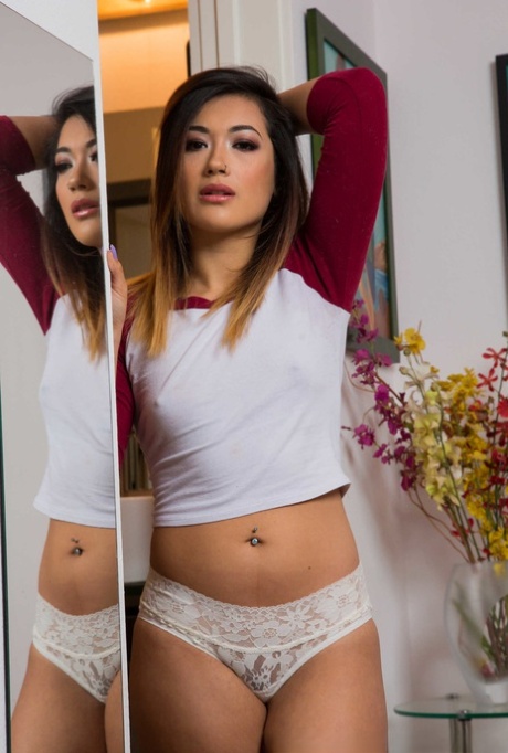 Sexy asijská teenagerka Aubree Ice se svléká na posteli a vystavuje svou lahodnou kundičku