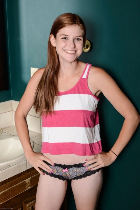 Rödhåriga nybörjaren Lara Brookes sprider sin håriga fitta i badrummet