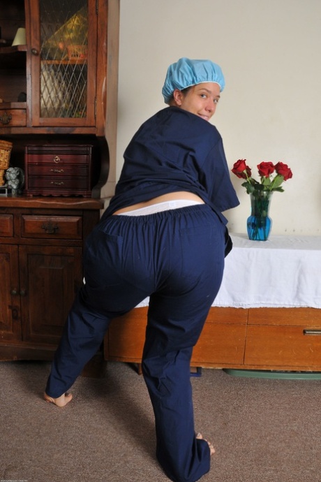 Fett amatør Sardahna avslører hennes plumpe ass, små pupper og hårete fitte
