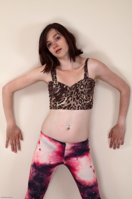 Amator nastolatków Lizzie Tripp exposes jej ciało i spready jej włochaty muff