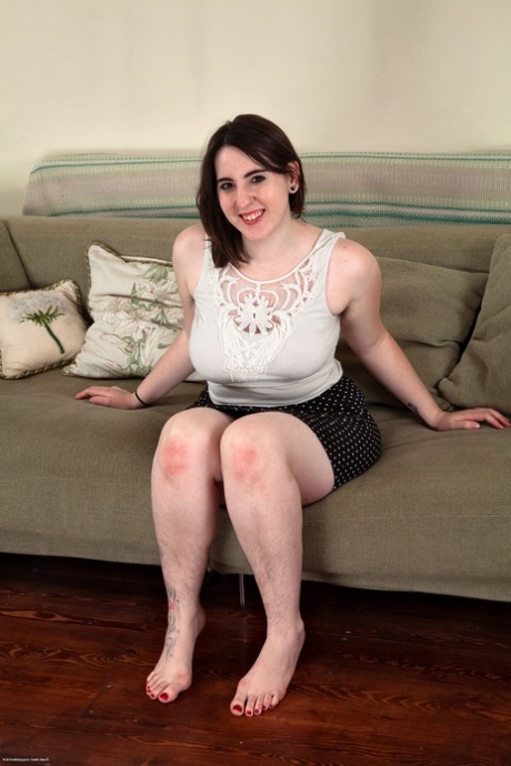 Buclatá teenagerka Beryl Aspen si olizuje chlupaté podpaží a ukazuje svůj chlupatý rozkrok