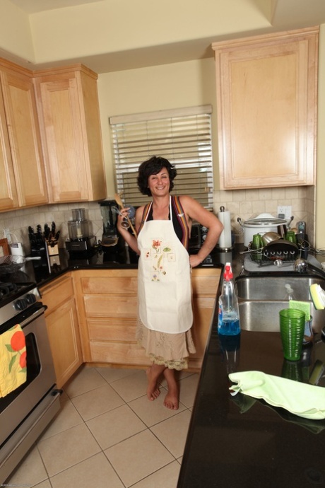 La casalinga amatoriale Jade Jantzen rivela il suo corpo paffuto e peloso in cucina