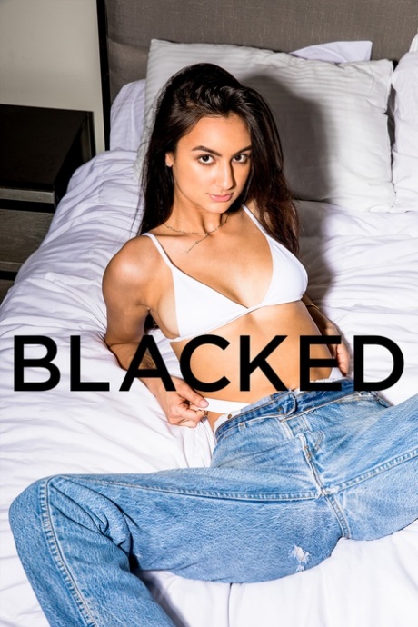Slank pornostjerne Eliza Ibarra tar en mørk kuk etter å ha strippet på en seng