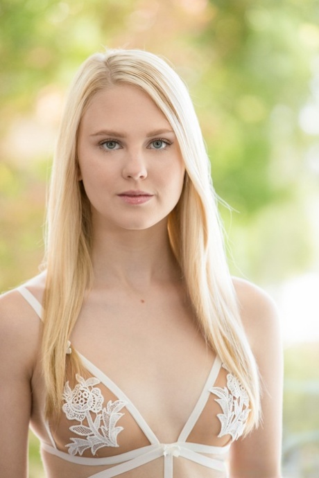 Den unge, blonde Lily Rader har sex med to svarte menn samtidig.
