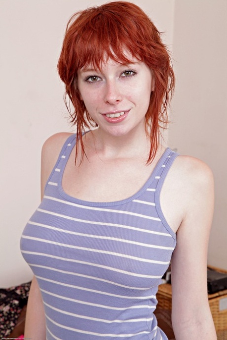 Sexig rödhårig Zoey Nixon klär av sig och visar sina stora bröst och heta rumpa