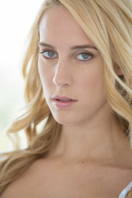 Mooie blonde Cadence Lux neemt een plakkerige gezichtsbehandeling na het neuken van een BBC