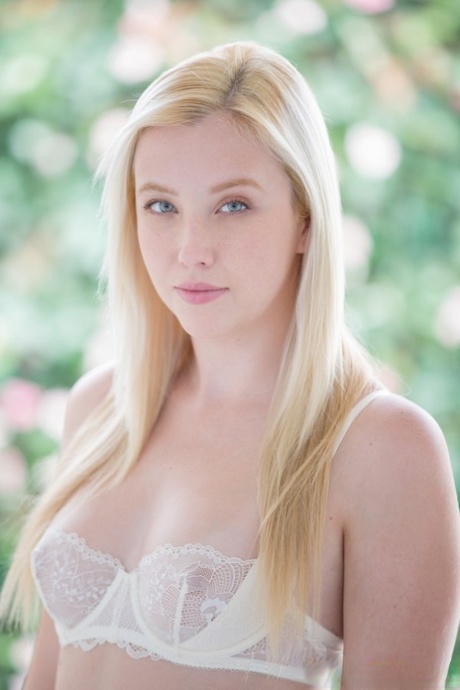 Горячая MILF Cherie Deville и чувственная блондинка Samantha Rone делят член анально