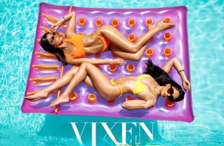 Les jeunes Ariana Marie & Emily Willis baisent dans un parfait plan à trois au bord de la piscine.