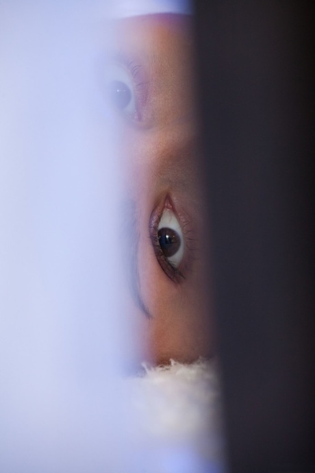 Kusząca laska Adeline pokazuje swoje wspaniałe cycki i owłosioną cipkę