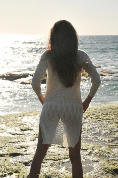 Mooie MILF Sofie Marie toont haar natuurlijke tieten & haar lekkere kontje op het strand