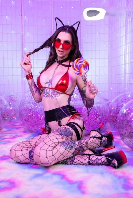 Seksowna wytatuowana gwiazda porno Rocky Emerson pokazuje swój gorący tyłek w kabaretkach