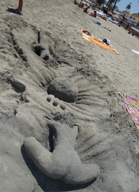 Den slanke, modne brunetten Sofie Marie blotter fitta og gnir den på stranden.