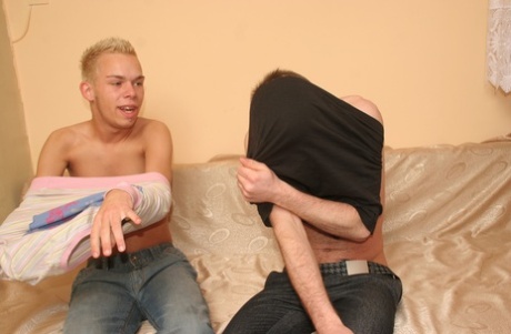 Nadržený blonďatý twink Aleksandar Gajin kouří gayovi péro, než se nechá ošukat
