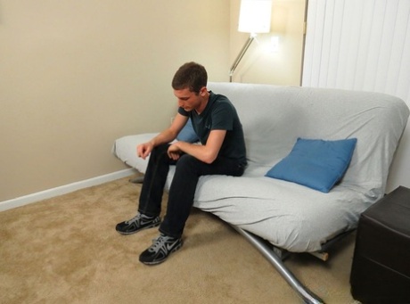Skinny Homosexuell Scott Somers stellt seine Füße zur Schau und masturbiert auf einer Couch
