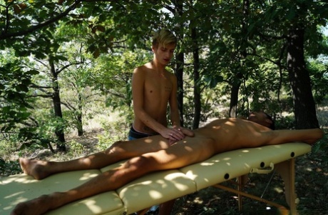 Gejowski przystojniak Lukas Novy robi masaż na świeżym powietrzu i pieprzy się analnie ze swoim masażystą