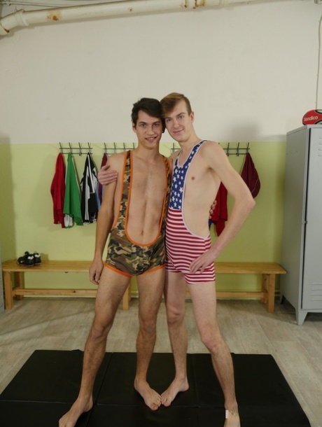 瘦小的同性恋者格雷格-诺尔和泰勒-福克斯在激起的性交前进行摔跤