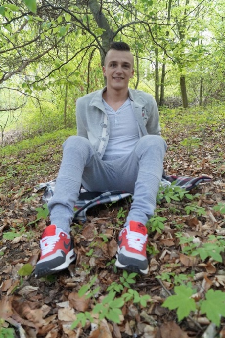 Pequeño twink Dom Ully se desnuda en el bosque, se masturba y se corre en sus pies