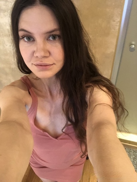 Die hübsche Teenagerin Amanda Clarke zeigt ihre natürlichen Titten und ihren schönen Arsch in Dessous