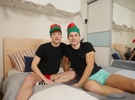 Homo elfen Johannes Lars & Martin Hovor teenzuigen & kontneuken op het bed