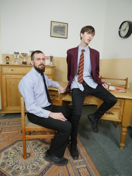 Inkoustový školák je orálně uspokojován a šukán svým homosexuálním učitelem