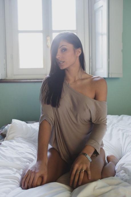 Kinky Schönheit mit erstaunlichen großen Titten Sofia Cucci reitet einen leckeren Schwanz auf einem Bett