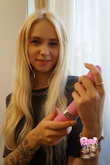 Blond getatoeëerd meisje Arteya Dee wrijft haar kutje met een enorme vibrator