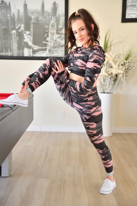 De glamoureuze brunette Aubree doet haar sexy legging uit & wrijft over haar bever