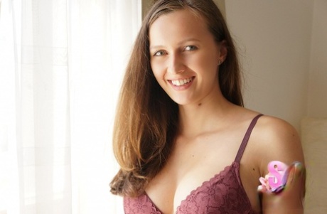 Die brünette Teenagerin Stacy Cruz zieht ihren Spitzen-BH aus und masturbiert auf einem Bett