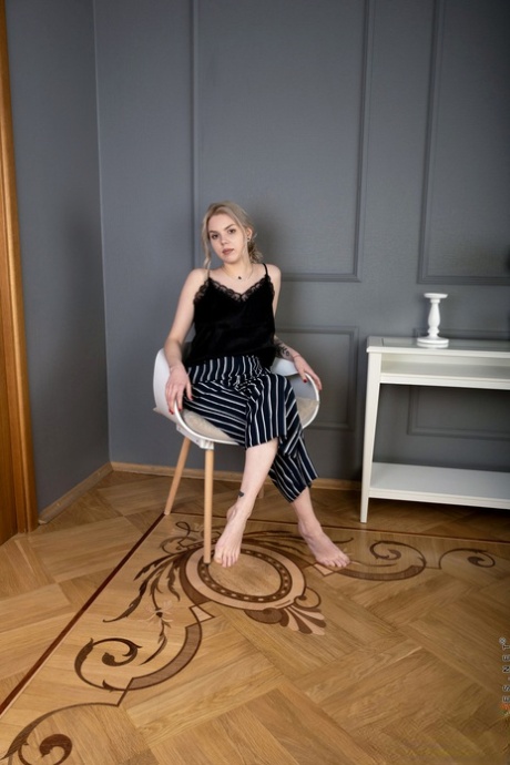Sexig blondin Hannah Blu klär av sig i en stol & visar sin stora röv & sexiga fötter