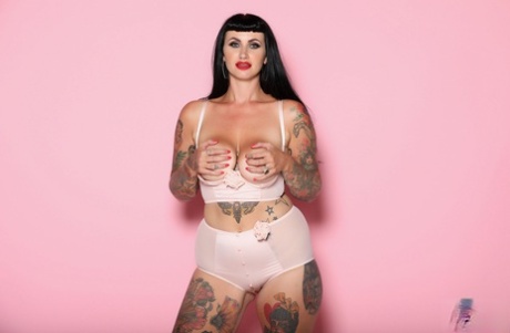 La gordita con tatuajes Cherrie Pie enseña sus adorables tetas en un solo