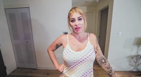 Tatoveret MILF Lolly Dames knepper sin stedsøn i POV efter at have dyrket yoga