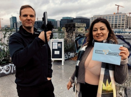 La mère brune au gros cul Liz Delane se déshabille en résille et monte sur une bite