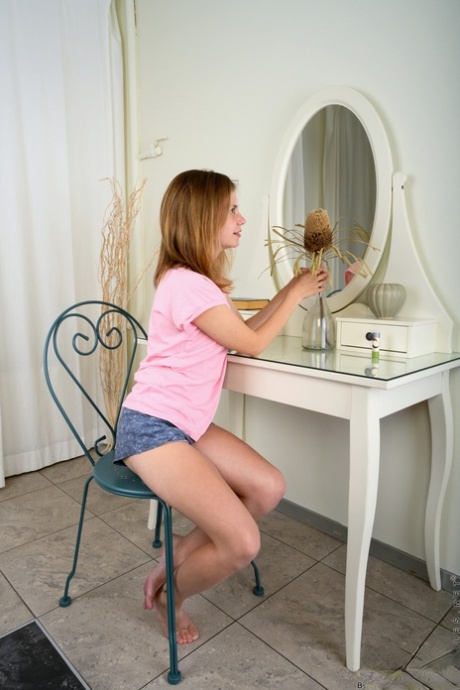 背の低いティーン・ベイブ、ベラ・グレイが鏡の中で裸になり、小さなおっぱいとマンコを見せる。