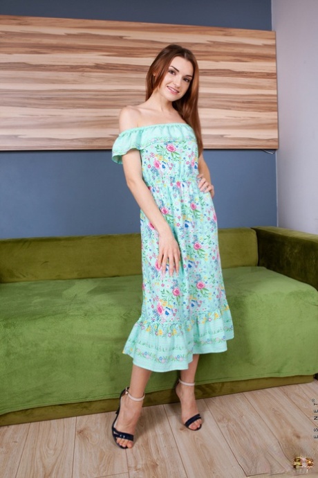 Cute teen babe Monika May rozbiera jej długą sukienkę i majtki, aby pokazać jej duży tyłek