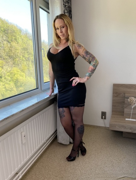 Bløkkete MILF med perfekte store pupper Ashley More presenterer sin fantastiske kropp