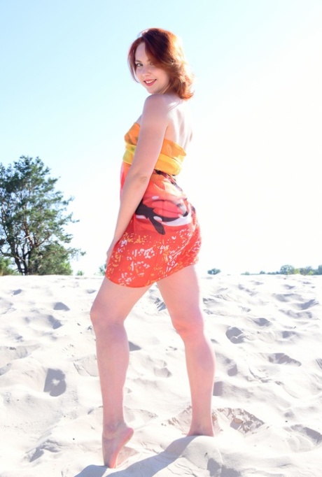 La sexy Valery Leche mostra le sue tette piccole e la sua figa rasata in spiaggia
