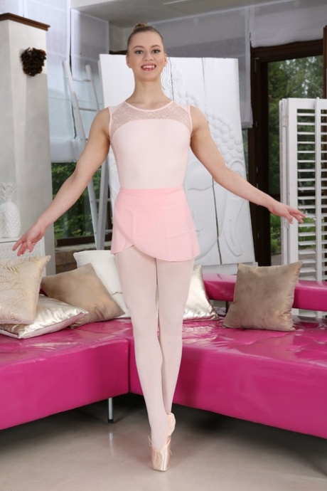 Ballerinaene Sofi Smile & Mia Split får ræva i gir i en sexy trekant