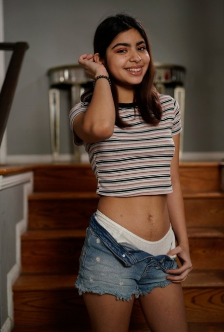 Lieve tiener Hazel Heart toont haar grote borsten en lekkere kontje voor orale seks