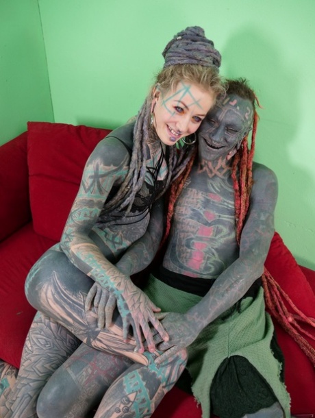La modella tedesca tatuata Anuskatzz mostra il suo grosso sedere e si masturba