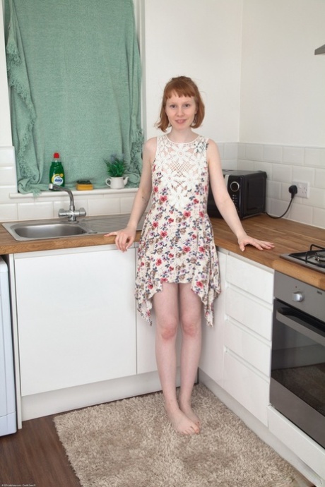 Drobná norská zrzka Bonni Belle se v kuchyni chlubí svou chlupatou kundičkou
