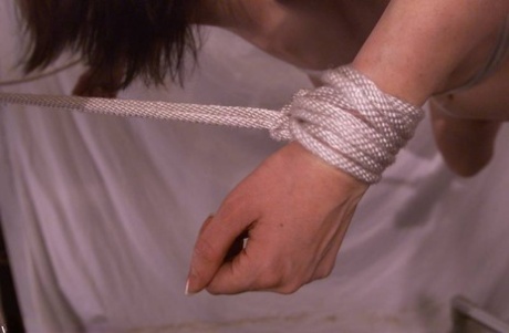 ボールギャグの淫乱女、モリー・マシューズが吊り縄と金属緊縛を受ける