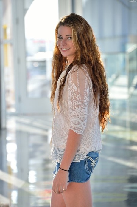 Roztomilá teenagerka Aveline odhaluje svůj zadek a propíchnuté bradavky ve veřejné dopravě