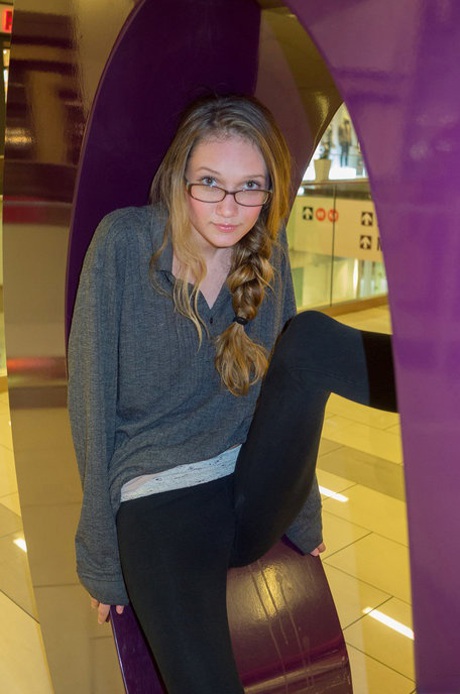 La snella fidanzata Reese Berkman mostra il suo sedere in un negozio di abbigliamento