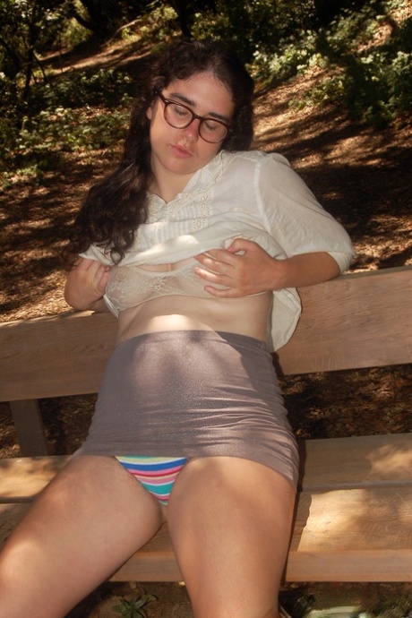 Geeky amateur tiener Lucy Haze stript in het park en laat haar harige lichaam zien