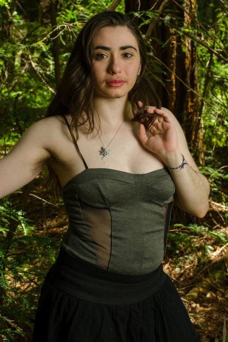 La peluda modelo amateur Kisa Fae desnudándose y masturbándose en el bosque